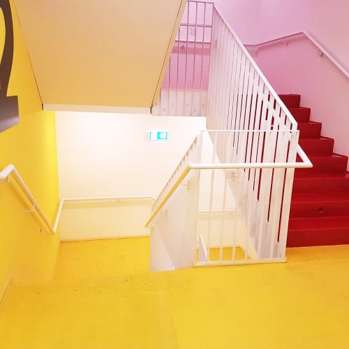 Boden Versiegelungen im Mehrparteienhaus. Bunte Farben gemäß Architektenwunsch.