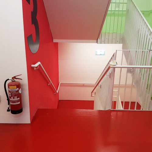 Boden Versiegelungen im Mehrparteienhaus. Bunte Farben gemäß Architektenwunsch.