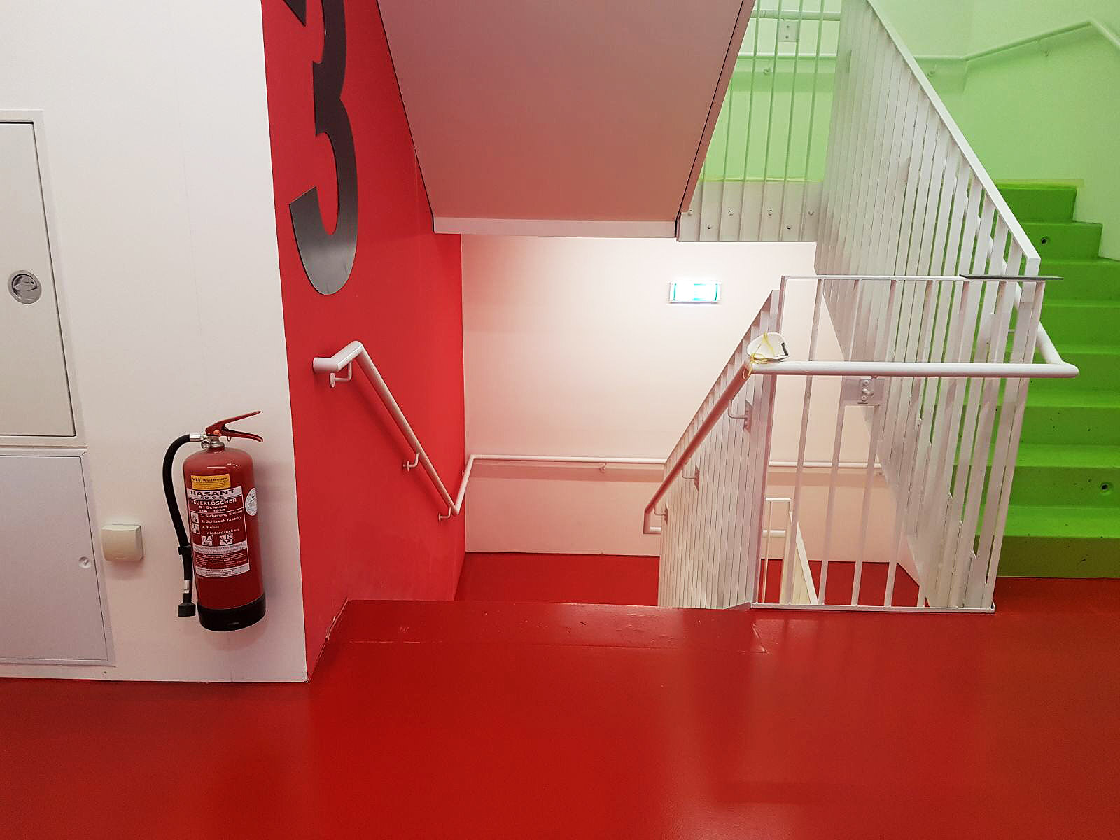 Boden Versiegelungen im Mehrparteienhaus. Bunte Farben gemäß Architektenwunsch.