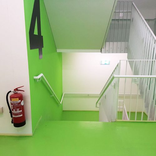 Boden Versiegelungen im Mehrparteienhaus. Bunte Farben gemäß Architektenwunsch.