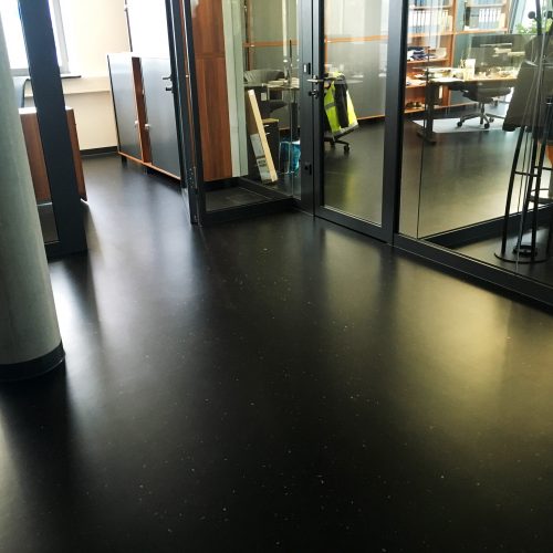 dunkle Bedenbeschichtung im Gangbereich und den Büros eines Unternehmens