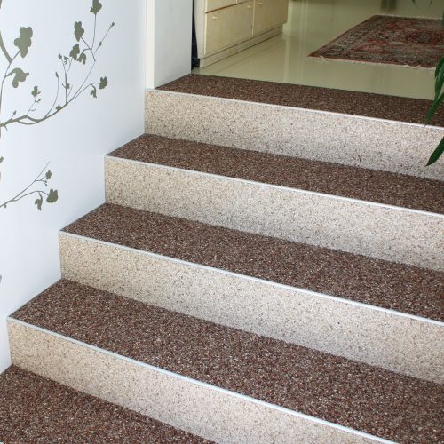 Stufen im Innenbereich. Auftritte in der herbstrot, die Spiegel wurden in dunkelbeige belegt.