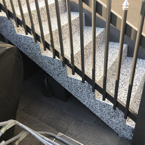 Natursteinteppich Marmor auf Stufen. Auftritt, Spiegel und Stufenwange in der Farbe Kontrast