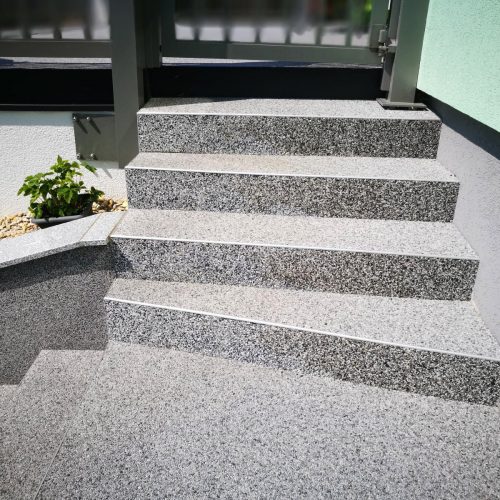 Natursteinteppich auf Stufen. Die leicht gedrehte Stufe stellt für die Belegung kein Problem dar.