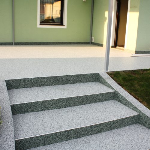 Stufenförmiger Abgang der Terrasse mit beiden Mauerkronen als Begrenzung.