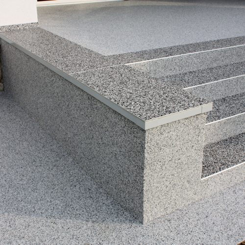 mit Steinteppich ausgeführter Hochzug bis ca. 70 cm und dazugehöriger Mauerkrone.