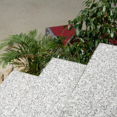 Detailaufnahme von Nirowannen als Stufen mit Natursteinteppich ausgelegt.