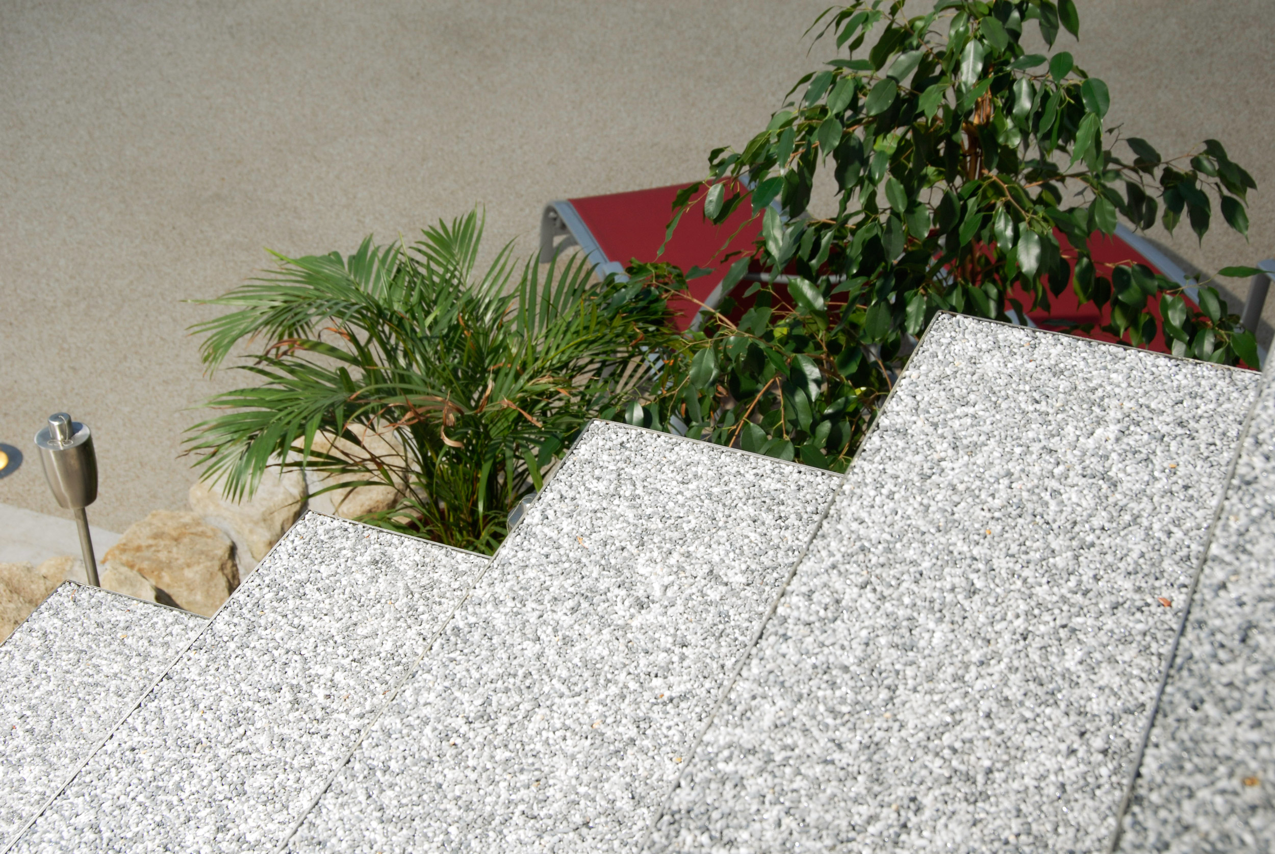 Detailaufnahme von Nirowannen als Stufen mit Natursteinteppich ausgelegt.