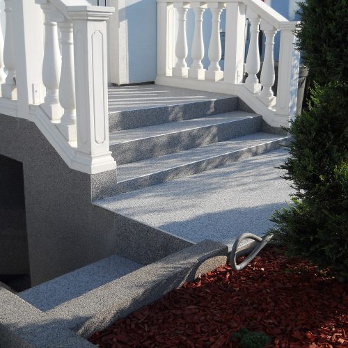 Edler Hauszugang mit Stufen und Balustraden als Geländer.