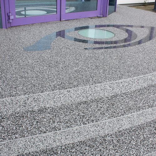 Steinteppich Zugangsbereich mit Logo