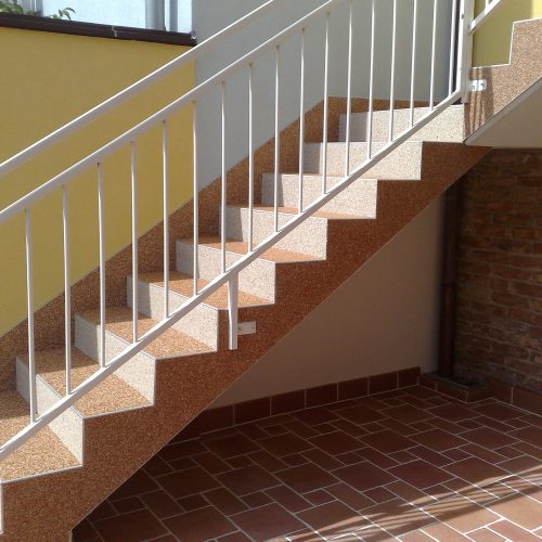 Cottofarbene Außenstufen mit Wandseitigem Hochzug im geraden Verlauf