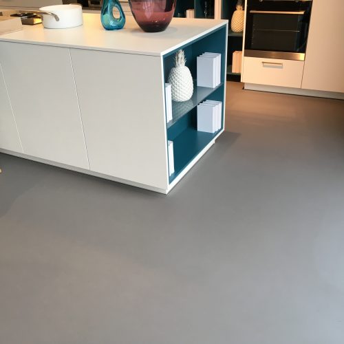 graue Bodenbeschichtung im Küchenbereich