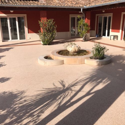Das Foto zeigt einen von uns verlegten Steinteppich in einem offenen Innenhof in Mallorca. Die beige Farbe passt hervorragend in das Gesamtbild