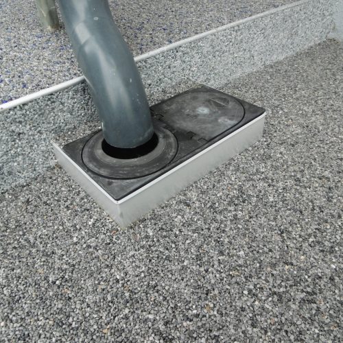 Auf dieser Terrasse wurde ein Regensinkkasten mit Profilen eingefasst. eine Formschöne Lösung.