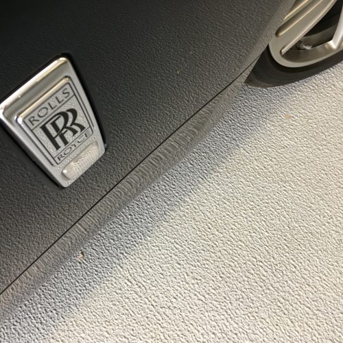 Noppenbeschichtung in einer Garage. Auf dem in der Farbe RAL 7040 beschichteten Garage parket ein Rolls Rolls-Royce in dunkelblau.