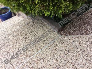 Das Bild zeigt die fertig ausgeführte Dehnfuge mit zwei aneinander liegenden Abschlussschienen.