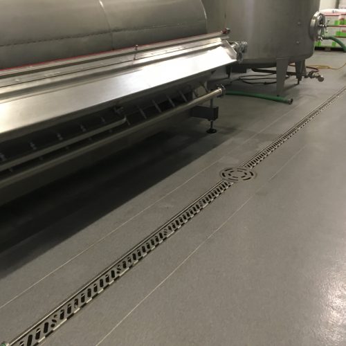 eine graue Colorquarzbeschichtung mit eingebautem Rigol mit entkoppelten Flanken.