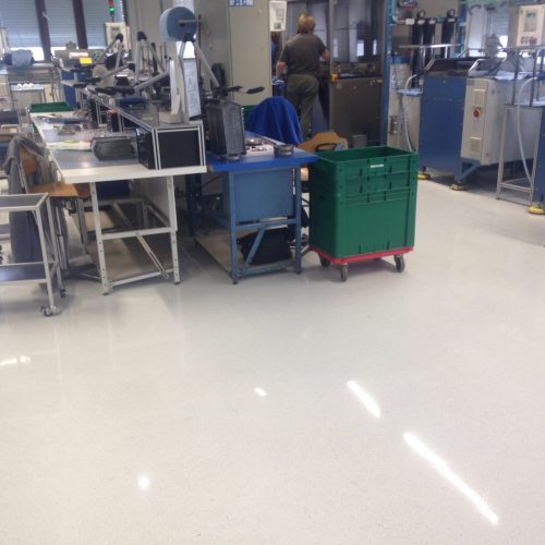 Industrieboden / Eine lichtgraue elektrisch ableitfähige Bodenbeschichtung