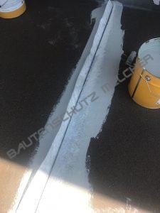 Auf diesem Bild sieht man die Ausführung einer Dehnfuge mittels Abdichtungsschlinge.