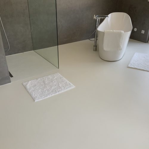 Ein Badezimmer mit weißer,matter und lichtbeständiger Bodenbeschichtung.