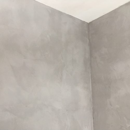 Wandspachteltechnik in lichtem grau.