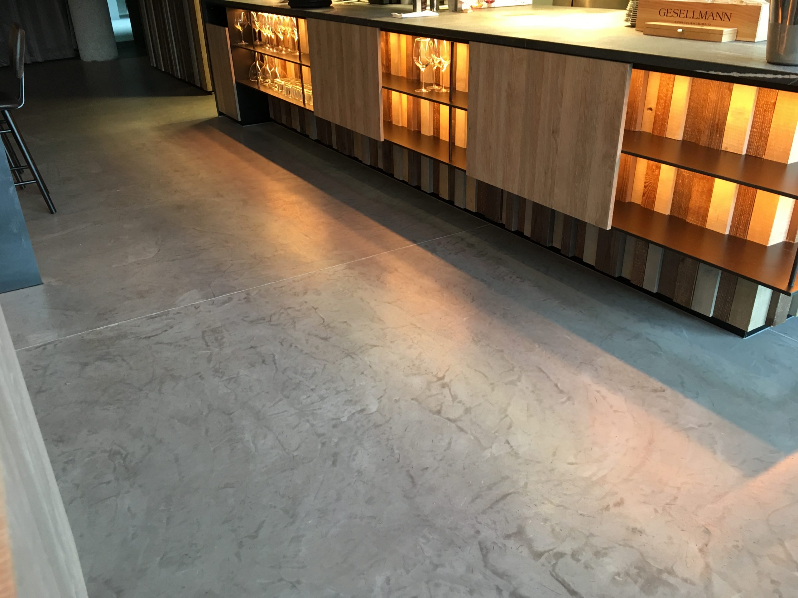 Zementäre Bodenbeschichtung in einem modernen Speiselokal.