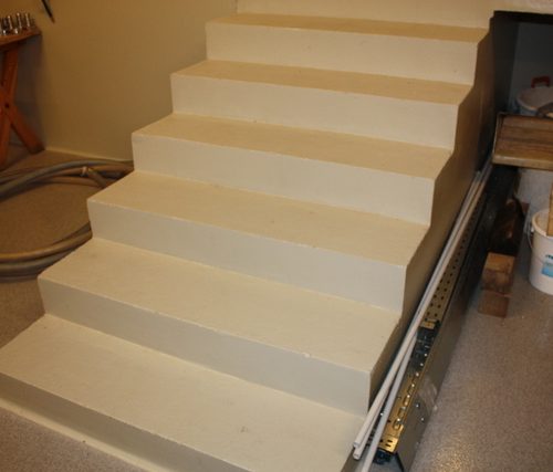 Epoxidharz Versiegelung auf einem Stufenkörper im Winzerkeller.