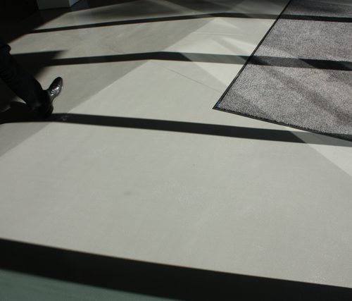 Bodenversiegelung mit 2K Epoxidharz in grauer Farbe mit rutschhemmender Wirkung zur Sicherheit der Bewohner.