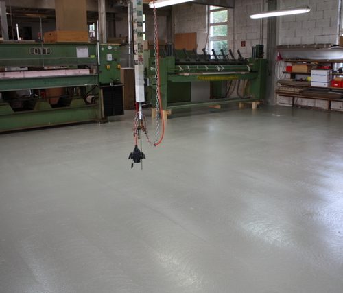 2K EP Versiegelung in einer Tischlerei. Der Boden ist leicht von den Holzsabfällen zu reinigen bzw. nass zu wischen.