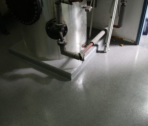 Kostengünstige zweikomponentige Bodenversiegelung in einem Heizraum. Die Versiegelung ist Ölbeständig und bilden einen dichten Bedenbelag gegen auslaufende Medien.