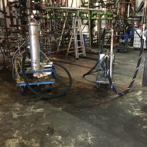 Der Boden eines chemischen Erzeigungsbetriebes, welcher Zentimeter dicke Ablagerungen auf der Oberfläche zu beklagen hatte. Der Boden wurde chemisch und mechanisch gereinigt und mit einer Bodenbeschichtung der Firma Bautenschutz Melcher neu aufgebaut.