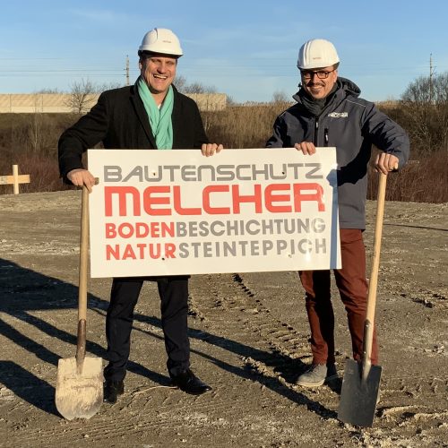 Spatenstich auf dem planierten Grundstück, gemeinsam mit Stadtrat Gerd Zaunbauer.