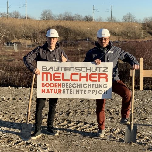 Zwei Generationen beim gemainsamen Spatenstich auf dem neuen Betriebsgrundstück der Firma Bautenschutz Melcher. Der sonnige Jännertag hat sich für diese Aktion angeboten.