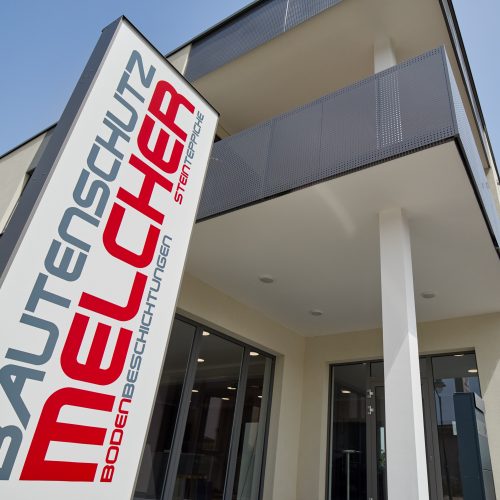 Architekturfotos vom Werbepylon des neuen Firmengebäude von Bautenschutz Melcher.